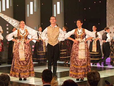 lijepom nasom u su-momacko kolo